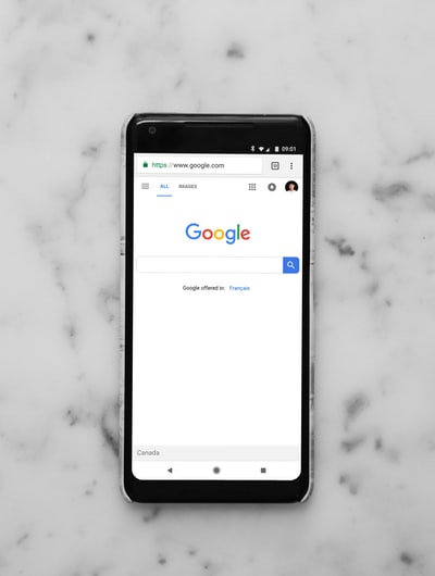 黑色Android智能手机，白色表面显示谷歌网站